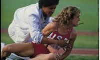 L'athlète américaine Mary Decker chute durant la finale du 3.000 m aux JO de Los Angeles, Californie, Etats- Unis, août 1984