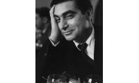 Robert Capa dans un café à Paris, 1951