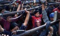 Népal. 16 février 2005. Une jeune fille rebelle maoïste porte un tee-shirt de Britney Spears parmi son bataillon d'autres soldats rebelles.
