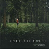 Un rideau d'arbres